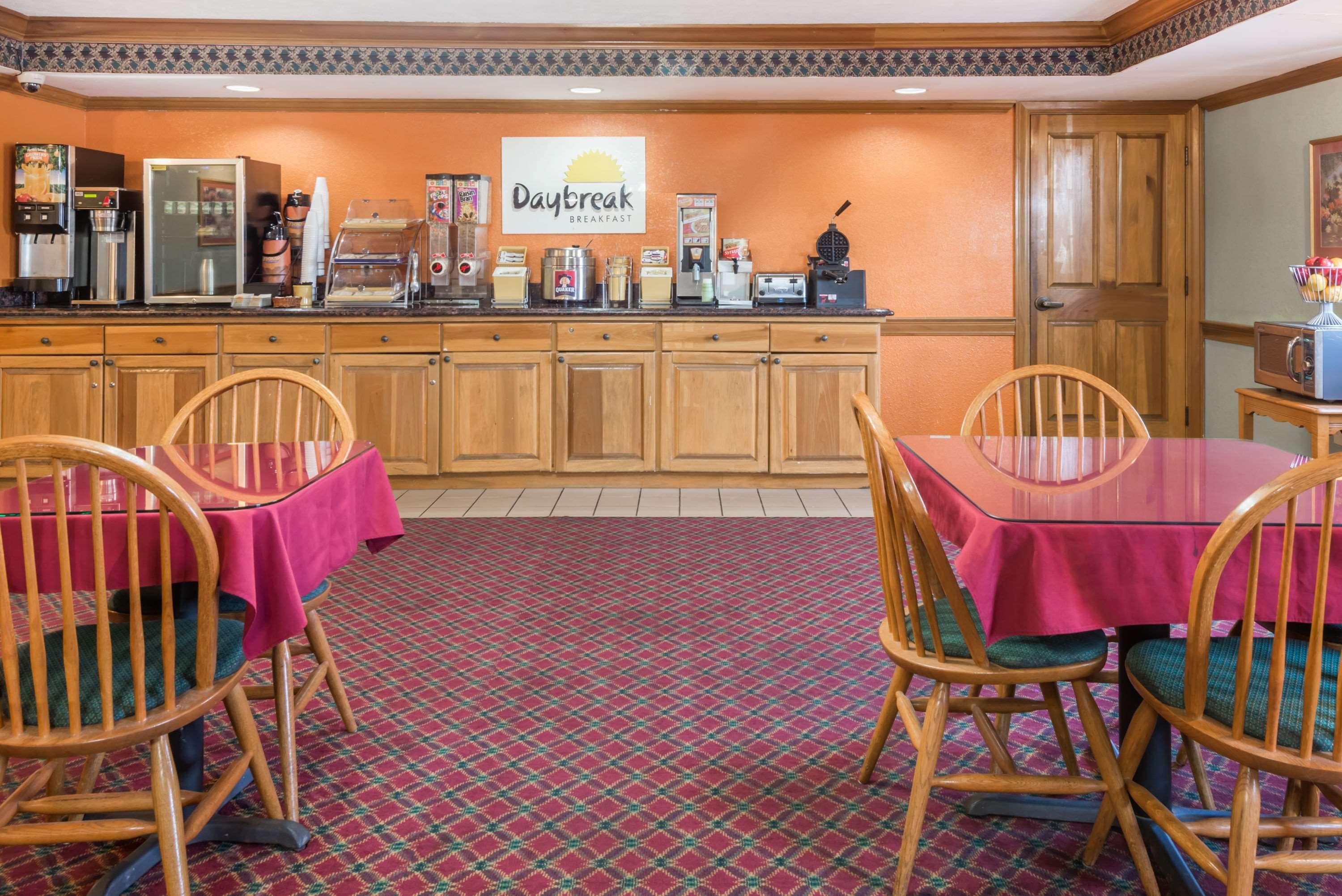 Days Inn By Wyndham Amherst Eksteriør billede