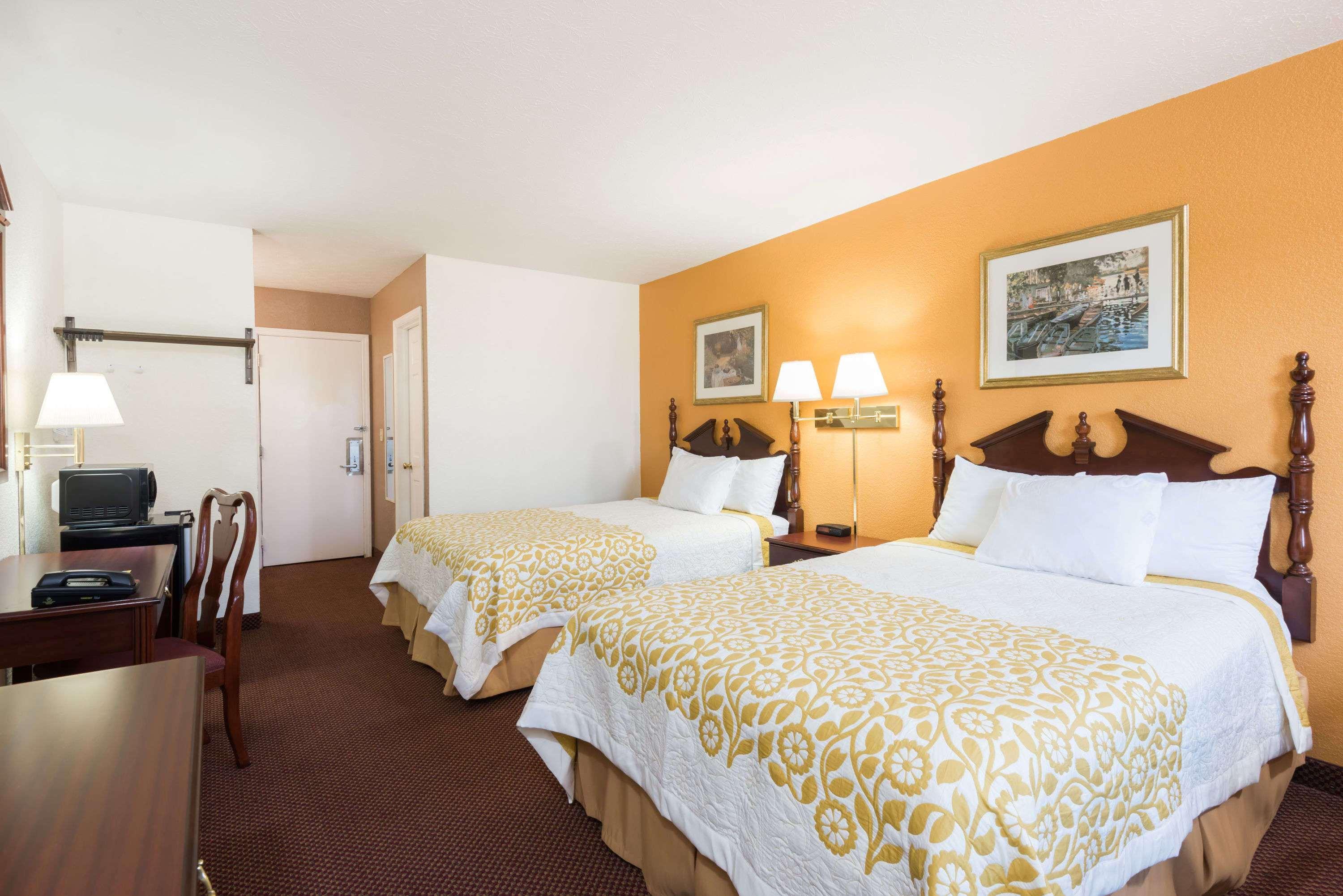 Days Inn By Wyndham Amherst Eksteriør billede